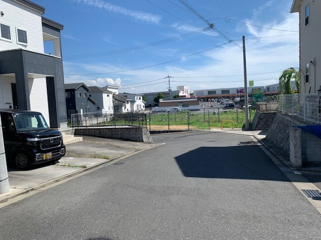 真名子二丁目11番55号（C-12）の前面道路含む現地写真