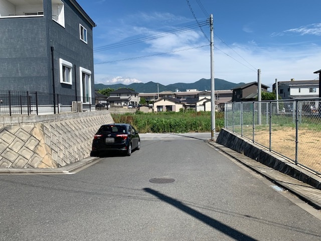真名子二丁目11番55号（C-12）の前面道路含む現地写真