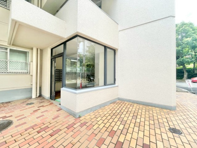 【エントランス】 | 豊中野畑団地弐号棟 | サイトに掲載されていない箇所の写真、撮影してお届けさせて頂きます！気になる物件で、見たい部分の画像が無い場合は、弊社スタッフまでご連絡下さいませ。お客様の気になる箇所を、カメラにて撮影して参ります！