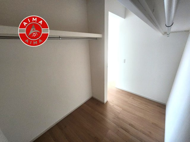 福岡市東区奈多3丁目第1-4棟（3号棟）の内観：施工例|洋服や大きな荷物が多い方や人数の多いご家族などは、一般的なクローゼットよりもウォークインクローゼットのほうが使い勝手が良いです。