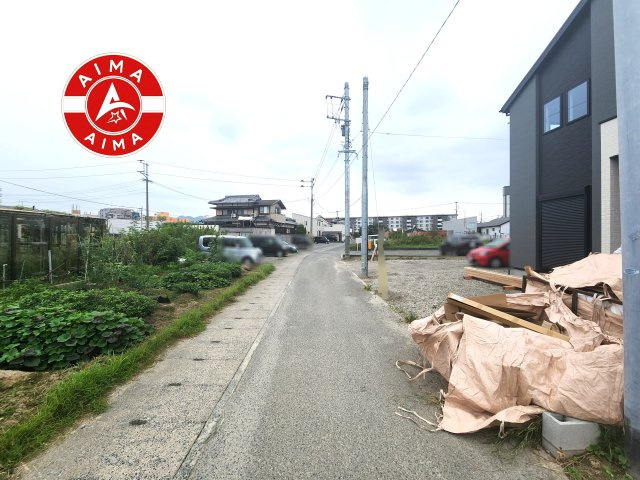 福岡市東区奈多3丁目第1-4棟（3号棟）の前面道路含む現地写真|前面道路は閑静な住宅地をはしる車通りの少ない道路。お車の出し入れが苦手なママや小さなお子様にも安心ですね。しっかり舗装もされているので、ベビーカーや自転車で通っても快適に通行できます。