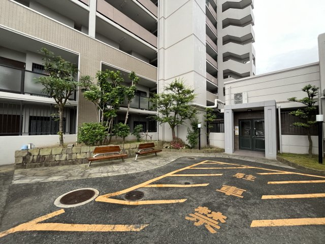 アーサー新宮グランパティオ・ウエストコートの駐車場|

手入れの行き届いた、美しい植栽に囲まれた外観です♪
