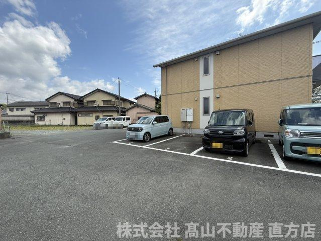 宮若市宮田のアパートの駐車場