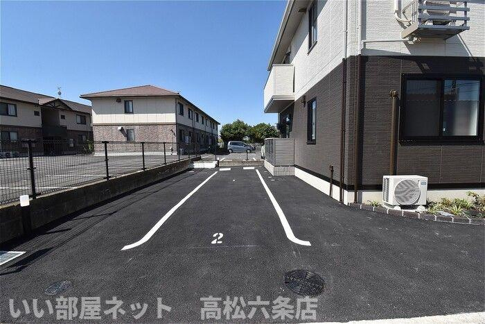 セジュール六条Ｃの駐車場