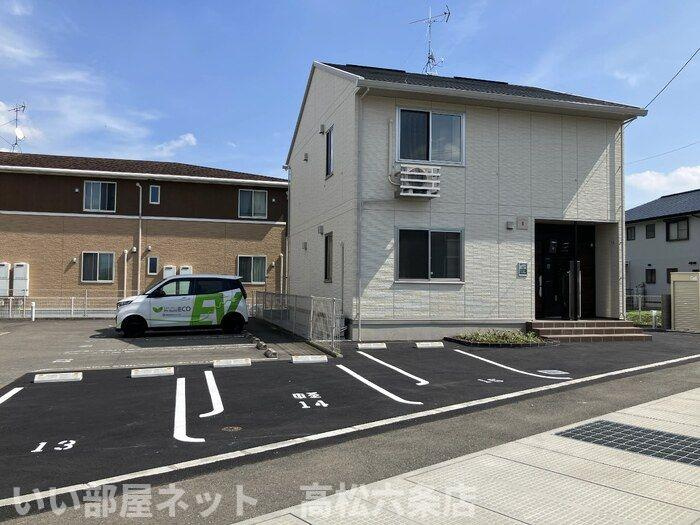 サンエスポアールⅡの駐車場