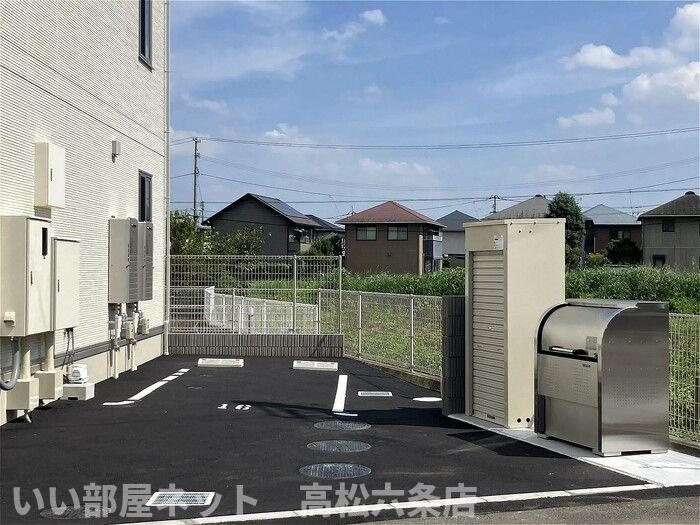 サンエスポアールⅡの駐車場