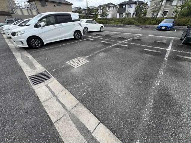クレストコートあかしあの駐車場