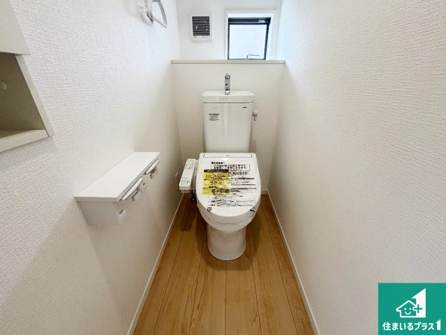 岩出市中島　第3期　新築一戸建てのトイレ|1・2階の2ヶ所にあるので、朝の忙しい時間の順番待ちもなく、深夜の利用にも大変便利です。