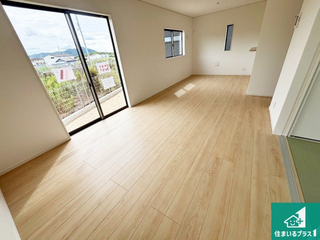岩出市中島　第3期　新築一戸建ての居間・リビング|日当たり良好の明るいリビングで朝の目覚めもスッキリできそう！対面キッチンでご家族のコミュニケーションも自然と増える設計！小さなお子様が遊ぶスペースを作っても広々とくつろげるLDK！
