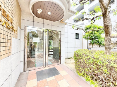 【エントランス】 | 新千里北町アーバンライフ | こちらの物件近くの教育施設や、スーパー・公園など、物件周辺の住環境を併せてご案内させて頂きます。ぜひ、現地での暮らしをイメージなさって下さい！