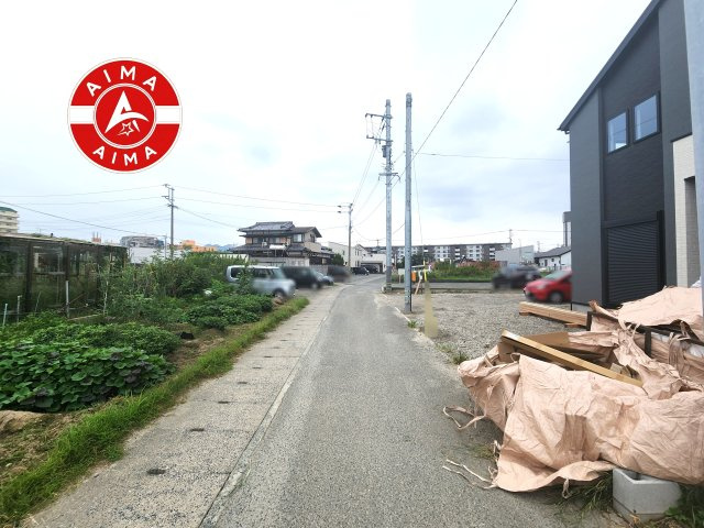 福岡市東区奈多3丁目第1-4棟（4号棟）の前面道路含む現地写真|前面道路は閑静な住宅地をはしる車通りの少ない道路。お車の出し入れが苦手なママや小さなお子様にも安心ですね。しっかり舗装もされているので、ベビーカーや自転車で通っても快適に通行できます。