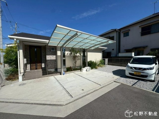 円座町O邸の駐車場
