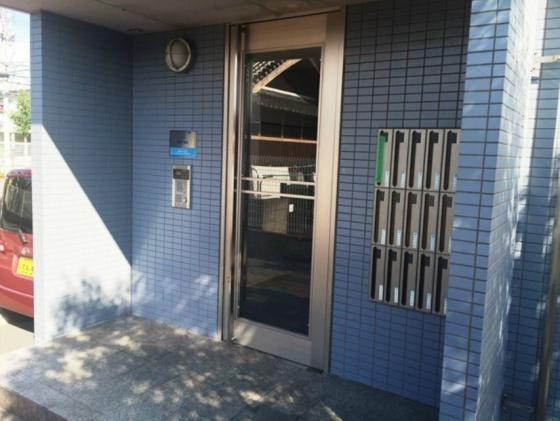 メゾンアズールのエントランス|落ち着いたエントランスです