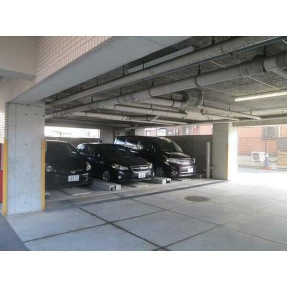 ロイヤルフラット壱番館の駐車場