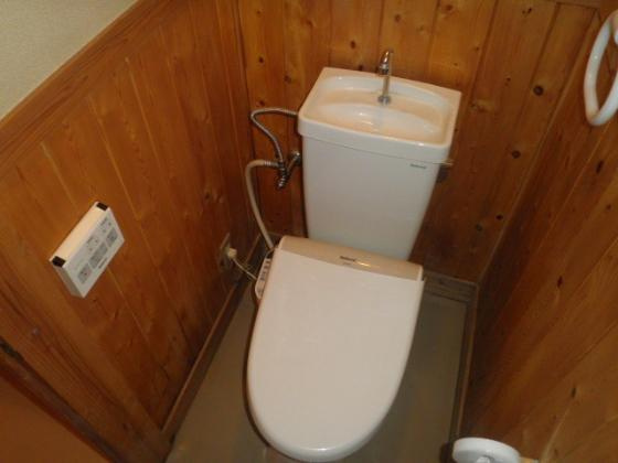 森川戸建のトイレ|落ち着いた色調のトイレです