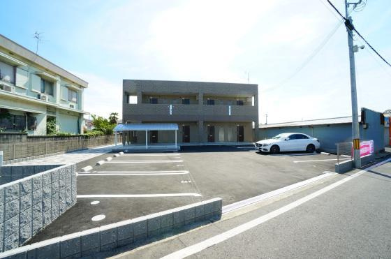 セレブ・パール二色の駐車場|車をお持ちの方に嬉しい駐車場付きの物件です
