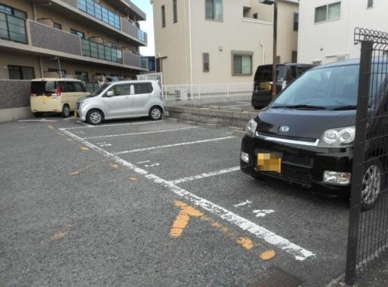 クレアール小松里の駐車場