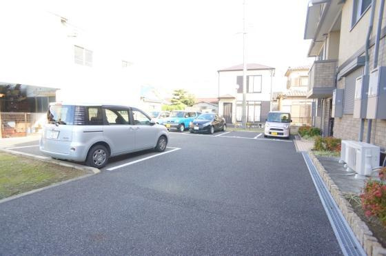 オアシスMARUGENの駐車場|車をお持ちの方に嬉しい駐車場付きの物件です