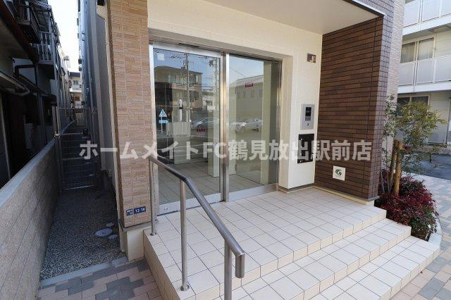 東大阪市稲田本町１丁目のアパートのエントランス