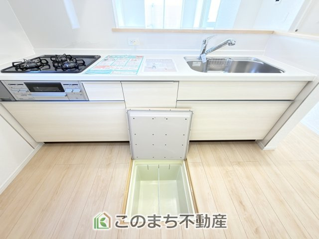 CradleGarden 那須塩原市若草町第8のキッチン|大きなキッチン床下収納用意しています。