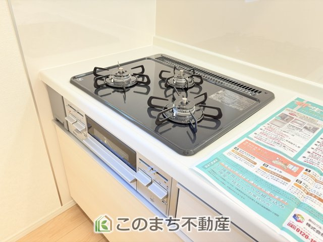 CradleGarden 那須塩原市若草町第8のキッチン|三ツ口コンロ採用で、同時調理もスムーズ◎！お料理を並べられるカウンター付きで、配膳・片付けをサポート！リビングで過ごすご家族とコミュニケーションを楽しみながら作業可能です♪