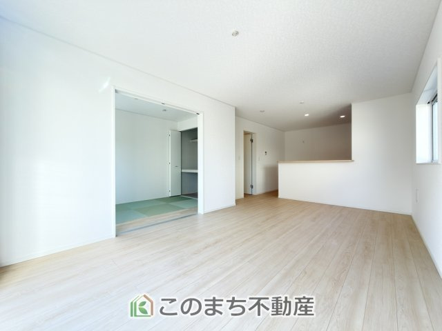 CradleGarden 那須塩原市若草町第8の居間・リビング|開放感のある広々としたリビング☆家族みんなでゆったりくつろげます♪
南側から暖かな日差しが差し込みます♪キッチンからリビングの様子がよく見渡せます☆