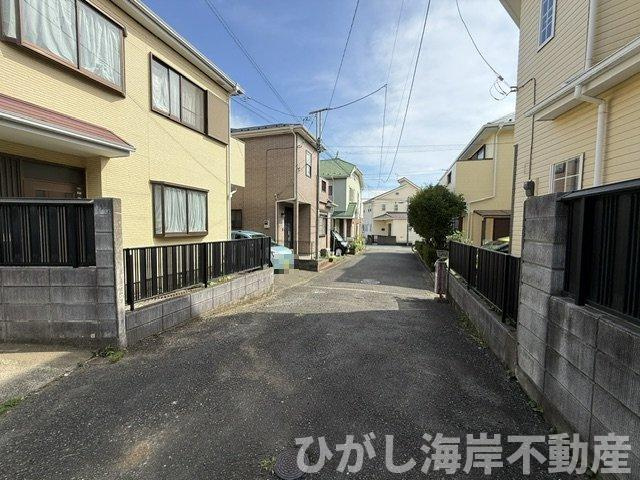 茅ケ崎市香川６丁目　中古戸建の前面道路含む現地写真|7月11日撮影　新規リフォーム中　現地外観