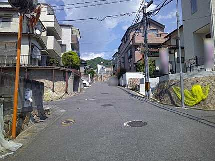 安芸郡府中町八幡４丁目の前面道路含む現地写真