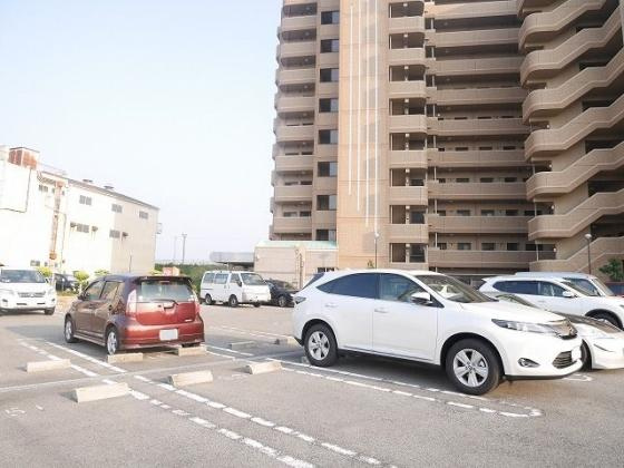 セントレジデンスの駐車場|駐車場に車を止められます
