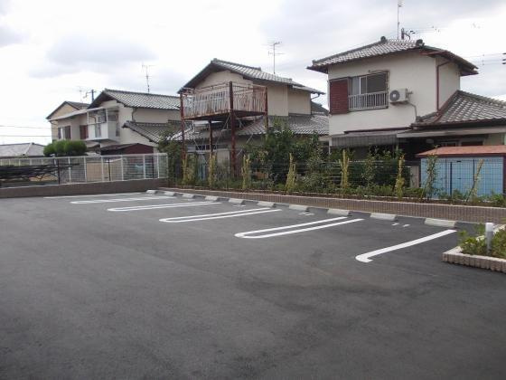 フィオーレ２番館の駐車場|駐車場があるので、車を買う予定の方も安心です