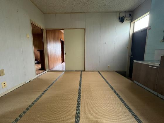河内長野市喜多町貸家の居間・リビング|こちらのリビングで趣味の時間をお楽しみください