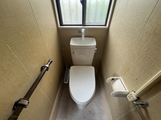 河内長野市喜多町貸家のトイレ|落ち着いた色調のトイレです