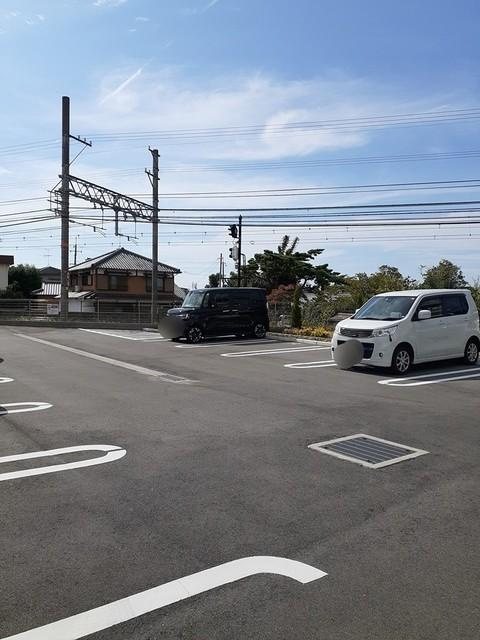 ｇｒａｎｄ　ｊｅｔｅ　Ⅰの駐車場|車をお持ちの方に嬉しい駐車場付きの物件です