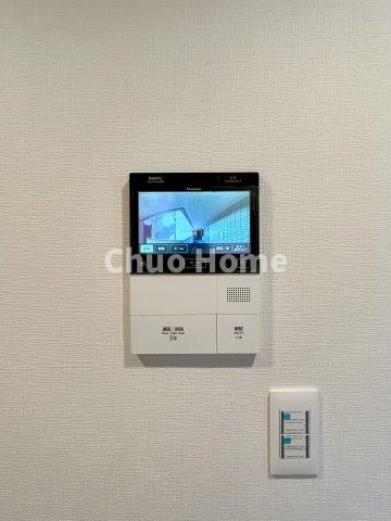 コスモ田端グレイスフォームのセキュリティ|【モニターホン】誰が来たかすぐにわかるカラーモニター付きインターホン。通話ボタンを押すまでは室内の音は漏れていませんので相手を確かめてから応対できます。
