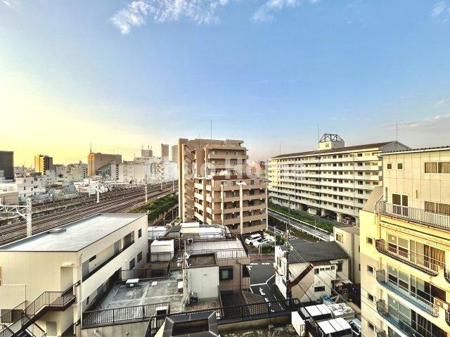 コスモ田端グレイスフォームの展望|手を伸ばせば、ふれることが出来そうな環境が、そのままインテリアになったような印象です。その豊かな眺望にふさわしい空間には、通風・採光にも優れ、心地よい光と風があふれています