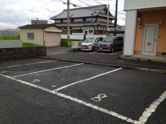 サンメイトの駐車場|車をお持ちの方に嬉しい駐車場付きの物件です