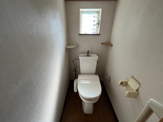 岸和田市下野町平屋のトイレ|落ち着いた色調のトイレです