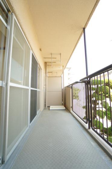 第一磯屋敷マンションのバルコニー|外からの目が気にならないバルコニーで洗濯物が干せます