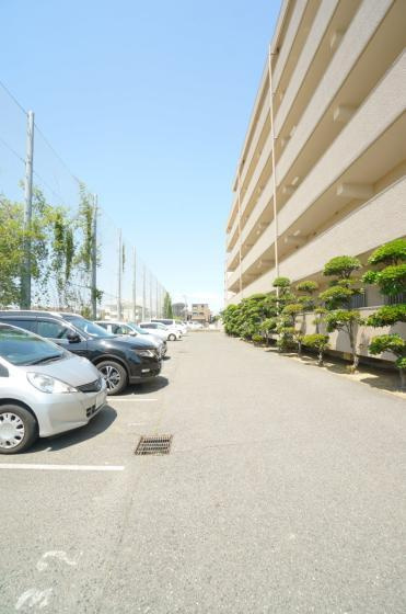 第一磯屋敷マンションの駐車場|駐車場に車を止められます