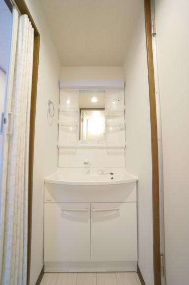 第一磯屋敷マンションの洗面所|明るい洗面所です