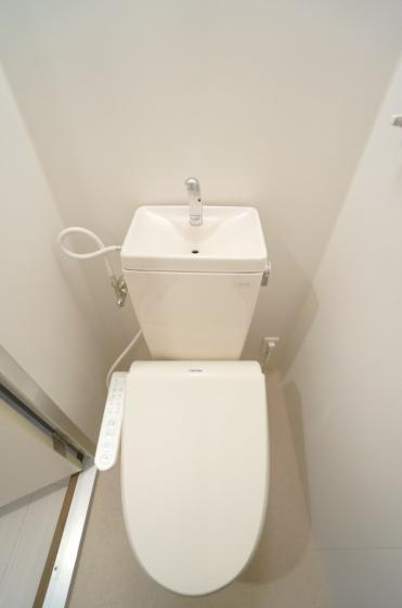 第一磯屋敷マンションのトイレ|落ち着いたトイレです