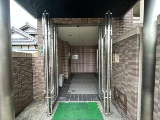 オリーブ上松のエントランス|建物の内部です
