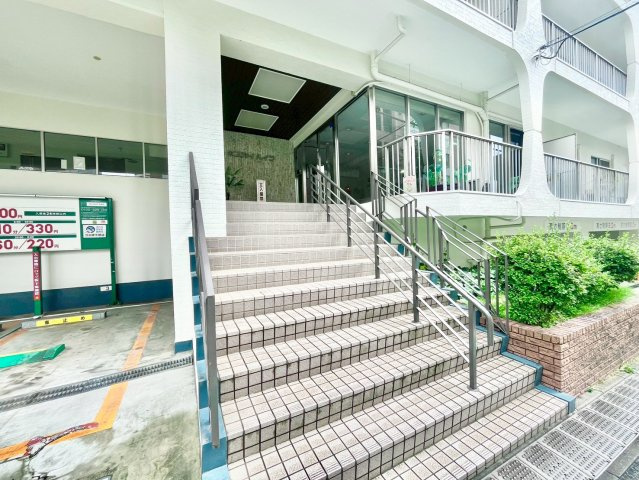 代々木スカイハイツのエントランス|2026.07.05撮影

現地ご見学希望・資料請求などお気軽にお問い合わせ下さい！
03-5990-5201