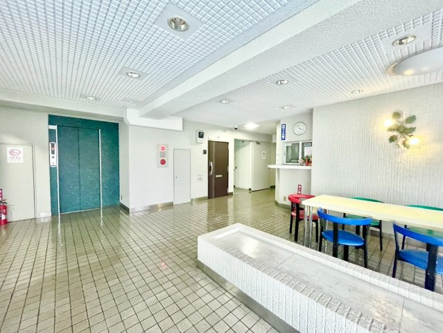 代々木スカイハイツのエントランス|2026.07.05撮影

現地ご見学希望・資料請求などお気軽にお問い合わせ下さい！
03-5990-5201