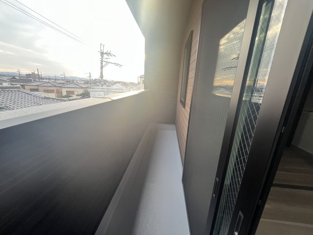 朝の春風とふんわりしっぽのバルコニー|お洗濯にも便利なバルコニー付き