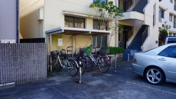 コーポ上町A棟の駐車場|駐車場に車を止められます