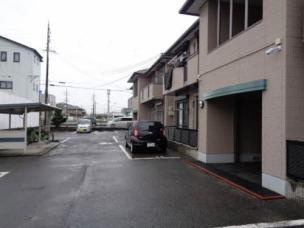 浅井ハイツの駐車場|車をお持ちの方に嬉しい駐車場付きの物件です