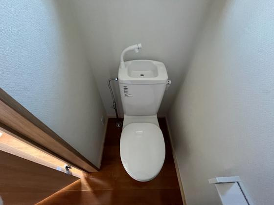 麻生中アパートのトイレ|落ち着いた色調のトイレです