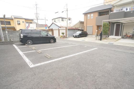 メゾンデュソレイユの駐車場|車をお持ちの方に嬉しい駐車場付きの物件です