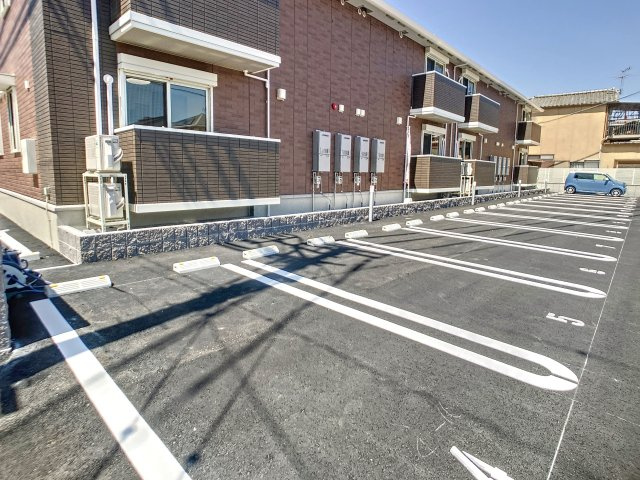 直方市須崎町のアパートの駐車場